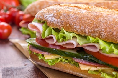 Essensbestellungen beim Gastronomen in Ihrer Nähe - Bestellen Sie Sandwiches und Snacks jetzt online als Takeaway oder beim Lieferservice Ihrer Wahl! Speisekarten von Cafés und Bistros für Sandwiches und Snacks auf FrischBox.de!